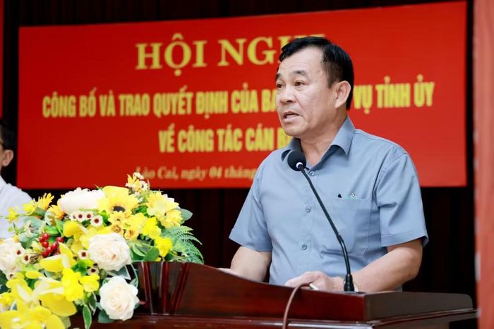 Trưởng Ban Tổ chức Tỉnh ủy Lào Cai Phạm Toàn Thắng công bố quyết định.