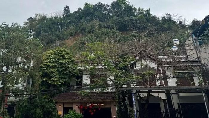 Nhiều nhà của người dân ở tổ 4a, phường Đức Xuân nằm dưới chân núi, phía trên đã có nhiều vết nứt. (Ảnh: NGUYỄN LÊ)