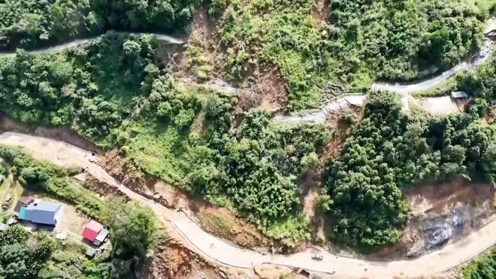 Khu vực thôn Khuổi Luông, xã Ba Bể, tiềm ẩn nguy cơ sạt lở cao do có nhiều vết nứt trên núi. (Ảnh: TUẤN SƠN)