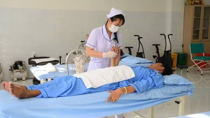 Đội ngũ y bác sĩ thực hiện phục hồi chức năng cho người bệnh tại cơ sở y tế trên địa bàn tỉnh Tây Ninh.