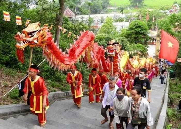 Đoàn rước rồng lên chùa Long Đọi Sơn.
