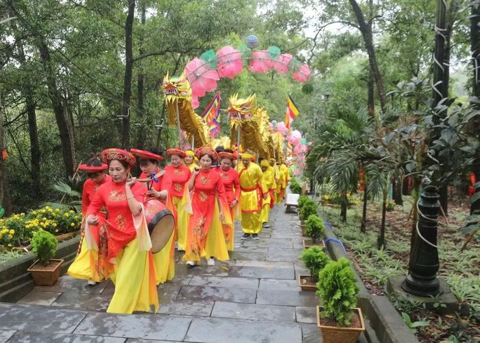 Đoàn rước lên chùa Long Đọi Sơn.