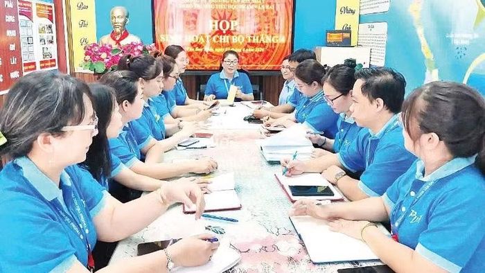 Buổi sinh hoạt định kỳ của Chi bộ khu phố 36, phường An Phú Đông, Thành phố Hồ Chí Minh.