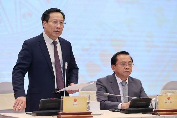 Thứ trưởng Y tế Lê Đức Luận thông tin về tiến độ hai dự án xây dựng cơ sở 2 của Bệnh viện Bạch Mai và Bệnh viện Hữu nghị Việt Đức. (Ảnh: VGP/Nhật Bắc)