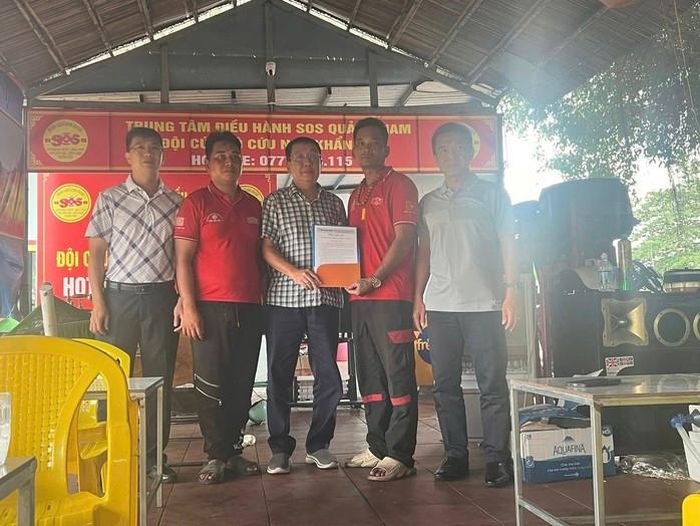 Ông Nguyễn Ngọc Hùng, Giám đốc Chi nhánh Petrolimex Quảng Nam (giữa) trao thư cảm ơn đến Đội SOS Quảng Nam