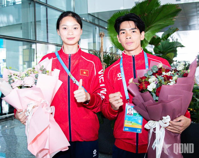Hà Thị Thúy Hằng (bên trái) trở về nước sau hành trình ấn tượng tại Đại hội thể thao bãi biển châu Á 2026.