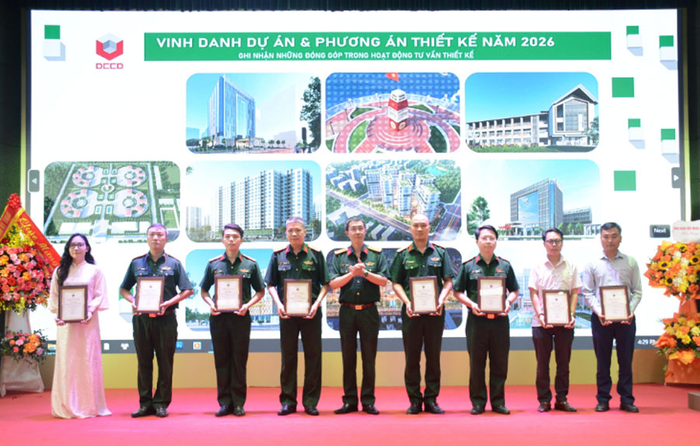 Đại tá Hoàng Tuấn, Chủ tịch Chi hội Kiến trúc sư Quân đội, Viện trưởng Viện Thiết kế (Tổng cục Hậu cần-Kỹ thuật) trao thưởng các sản phẩm tư vấn thiết kế được ghi nhận và đoạt giải trong năm 2025. Ảnh: BẢO LINH