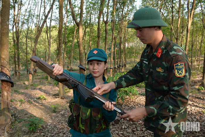Cán bộ huấn luyện luôn sâu sát hướng dẫn, giúp đỡ các chiến sĩ.