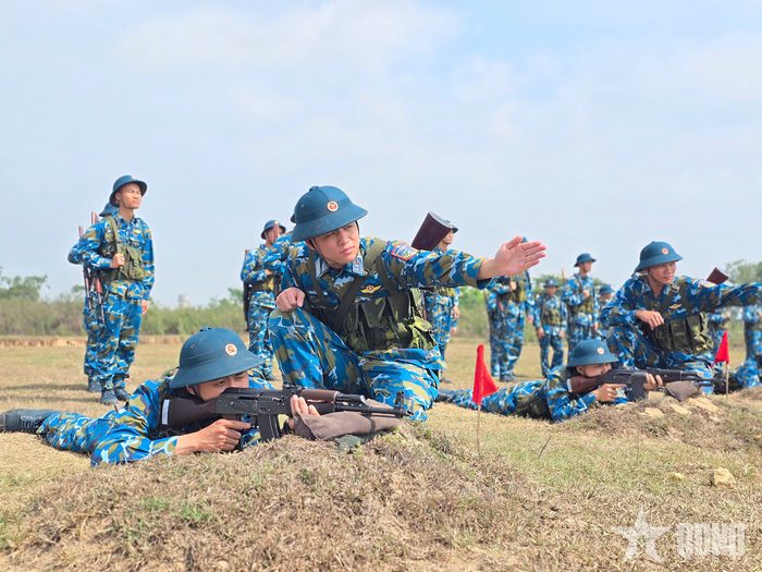 Từ những bỡ ngỡ ban đầu, chiến sĩ mới quê miền Trung quen dần với cường độ huấn luyện cao ở môi trường miền Bắc.