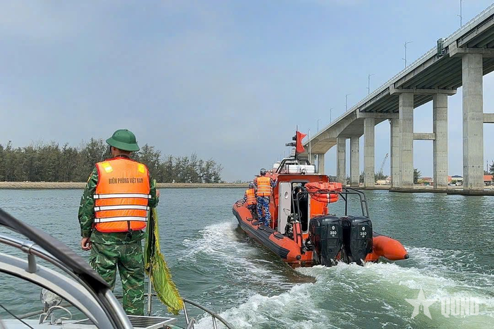  Bộ đội Biên phòng tìm kiếm người mất tích tại khu vực cửa biển Thuận An, sáng 4-5. 