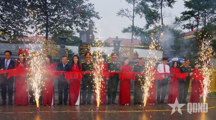 Đại diện lãnh đạo, chỉ huy Sư đoàn 390 và các đại biểu cắt băng khánh thành tượng đài, bia tưởng niệm liệt sĩ, Anh hùng LLVT nhân dân Kiều Ngọc Luân.