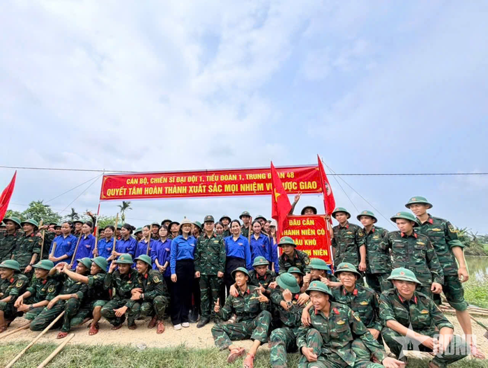 Cán bộ, chiến sĩ Trung đoàn 48, Sư đoàn 390 và đơn vị kết nghĩa ra quân thực hiện công tác dân vận.