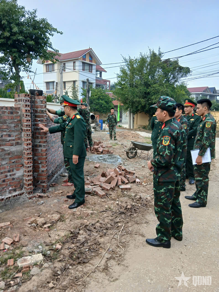 Lãnh đạo, chỉ huy Sư đoàn 390 kiểm tra tiến độ thi công công trình xây dựng nhà đại đoàn kết.