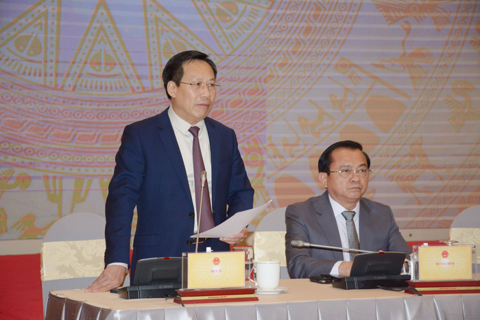 Lãnh đạo Bộ Y tế trả lời các câu hỏi của phóng viên. 
