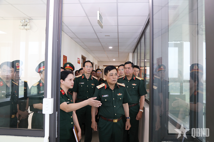 Cán bộ Viện Pháp y Quân đội giới thiệu với đoàn công tác về công tác giám định HCLS.