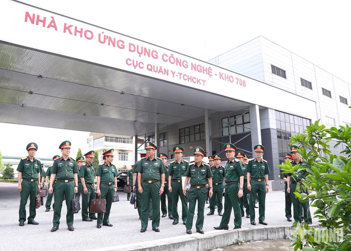 Đoàn công tác kiểm tra vị trí cải tạo khu tiếp nhận, bảo quản, lưu trữ mẫu HCLS.