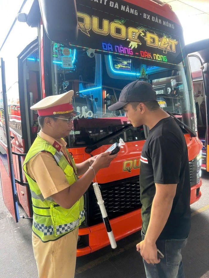 Lực lượng Cảnh sát giao thông Công an TP Đà Nẵng kiểm tra nồng độ cồn đối với tài xế xe khách trước khi xuất bến trong dịp lễ.