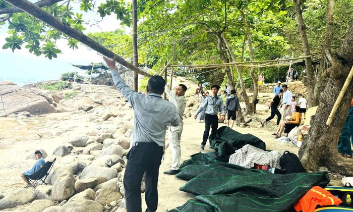 Lực lượng chức năng tháo dỡ hàng quán trái phép trên bán đảo Sơn Trà.