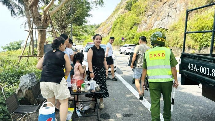 Lực lượng Công an tuần tra, nhắc nhở người dân chấp hành nghiêm nhằm đảm bảo trật tự an toàn giao thông trên tuyến đường trên bán đảo Sơn Trà.