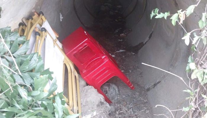 Khi lực lượng chức năng ra quân, các hộ kinh doanh trái phép đưa bàn ghế xuống cống để phi tang.