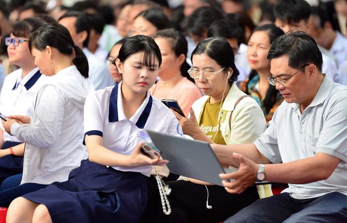 Học sinh lớp 12, Trường THPT Marie Curie (phường Xuân Hòa) tham gia tư vấn chọn môn thi tốt nghiệp THPT, có sự đồng hành của phụ huynh