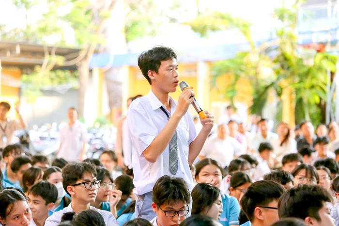 Vào lúc 17 giờ ngày 5-5, Bộ GD-ĐT sẽ đóng cổng đăng ký thi tốt nghiệp THPT năm 2026. Qua ghi nhận thực tế tại các trường học trên địa bàn TPHCM cho thấy xu hướng lựa chọn của học sinh đang nghiêng mạnh về các môn Vật lý, Tiếng Anh