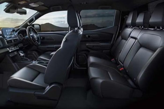 Danh sách trang bị của Mitsubishi Triton Terra đúng với kỳ vọng của một phiên bản cao cấp. Xe sở hữu các trang bị tiêu chuẩn như màn hình thông tin giải trí 9 inch, bảng đồng hồ kỹ thuật số 7 inch, hệ thống âm thanh JBL cao cấp, sạc không dây, camera 360 độ, cảm biến đỗ xe, 7 túi khí và hệ thống hỗ trợ lái nâng cao ADAS đầy đủ.