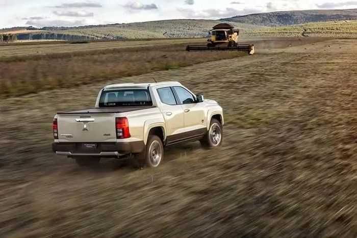 Tên gọi Terra vốn đã có lịch sử tại thị trường Brazil, thường xuất hiện dưới dạng phiên bản giới hạn dành riêng cho lĩnh vực nông nghiệp. Khác với các phiên bản Savana và Outdoor thiên về nâng cấp off-road của dòng Mitsubishi Triton, Terra lại tập trung vào yếu tố cao cấp. Phiên bản mới nhất này của Triton được Mitsubishi phát triển sau quá trình nghiên cứu thực tế kéo dài với khách hàng Brazil.
