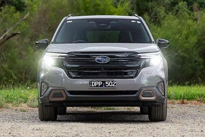 Xe được trang bị hộp số eCVT và hệ dẫn động bốn bánh toàn thời gian đối xứng. Đáng chú ý, nếu Crosstrek hybrid tại Việt Nam chỉ sử dụng hệ mild-hybrid (MHEV), thì Forester hybrid sắp ra mắt thuộc dạng hybrid tự sạc (HEV), cho phép mô-tơ điện có thể hoạt động độc lập trong một số điều kiện vận hành.