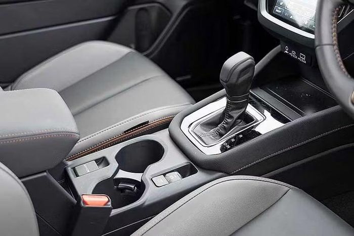 Trang bị ghế trước của xe dạng chỉnh điện 10 hướng tích hợp hỗ trợ lưng, sạc không dây chuẩn Qi, cổng sạc USB Type A/Type C cho cả 2 hàng ghế, cửa sổ trời chỉnh điện chống kẹt/điều chỉnh độ nghiêng, cốp điện tích hợp cảm biến đá chân,...