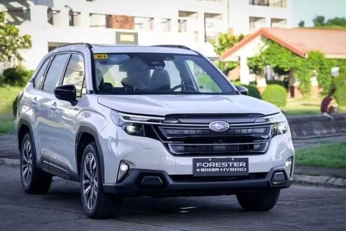 Về giá bán, Forester hybrid tại Nhật có mức khởi điểm khoảng 26.800 USD (tương đương khoảng 706 triệu đồng). Giá bán của Subaru Forester Hybrid sau khi ra mắt Việt Nam dự kiến sẽ cao hơn so với phiên bản máy xăng, bản máy xăng hiện đang phân phối chính hãng có giá từ 1,299 - 1,399 tỷ đồng.