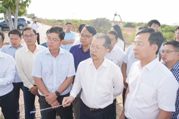 Đoàn công tác Trung ương khảo sát thực địa các dự án dọc tuyến 706B. Ảnh: Trần Nguyên