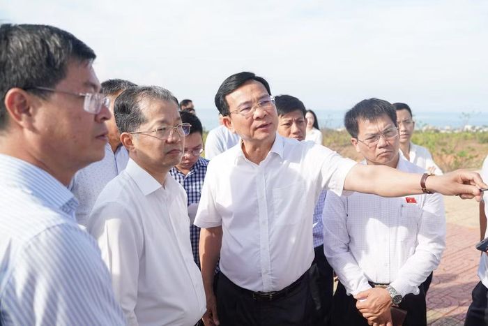 Chủ tịch UBND tỉnh Lâm Đồng Hồ Văn Mười báo cáo tiến độ các dự án. Ảnh: Trần Nguyên