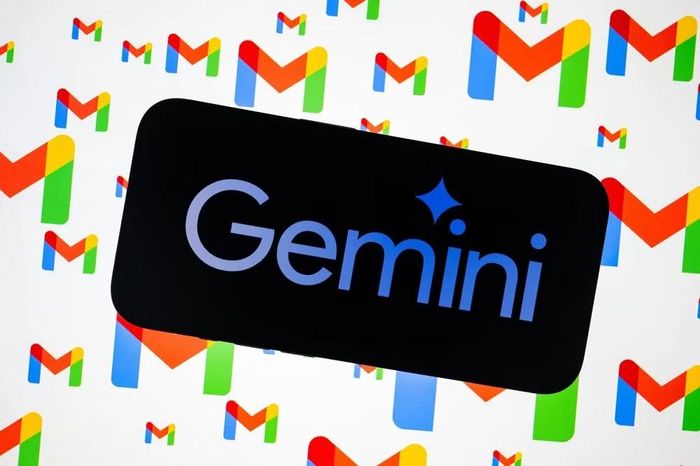 Chiến lược biến AI thành “mặc định” cũng được triển khai mạnh mẽ khi Gemini tự động xuất hiện trong Gmail với các tính năng soạn thảo, tóm tắt, khiến người dùng gần như không thể né tránh sự hiện diện của AI.