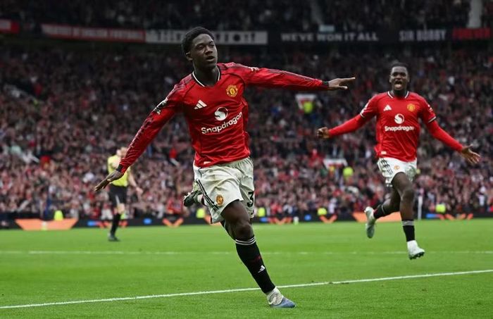 Khi mà tất cả đều nghĩ rằng trận derby nước Anh phải chia điểm thì tài năng trẻ Kobbie Mainoo lại hóa người hùng, ghi bàn ấn định chiến thắng 3-2 cho Man Utd.