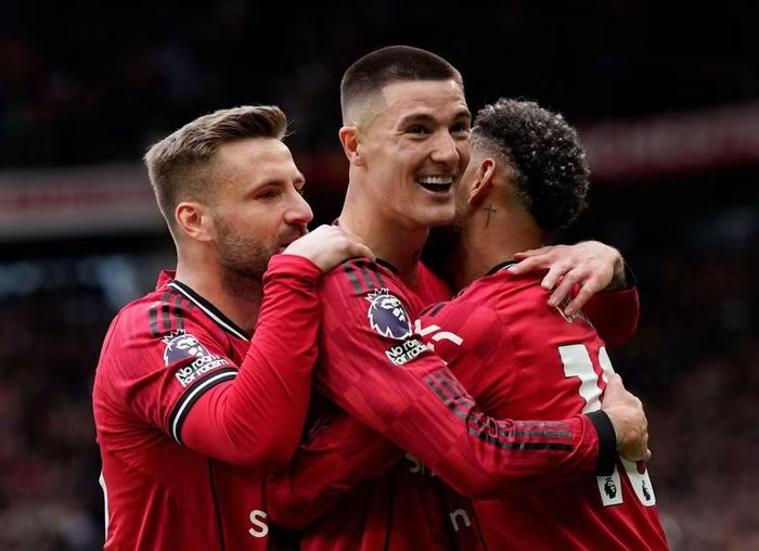 Đúng với tính chất của trận derby nước Anh, màn so tài trên sân Old Trafford diễn ra đầy kịch tính. Chủ nhà Man Utd tưởng như dễ dàng ‘làm gỏi’ Liverpool khi dẫn trước 2-0 chỉ sau chừng 15 phút.