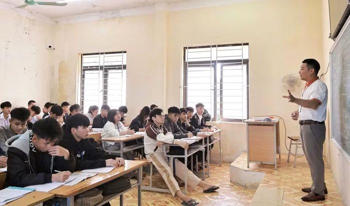 Học sinh lớp 12, Trường Trung cấp nghề Miền núi Thanh Hóa trong giờ ôn thi miễn phí. Ảnh: NTCC