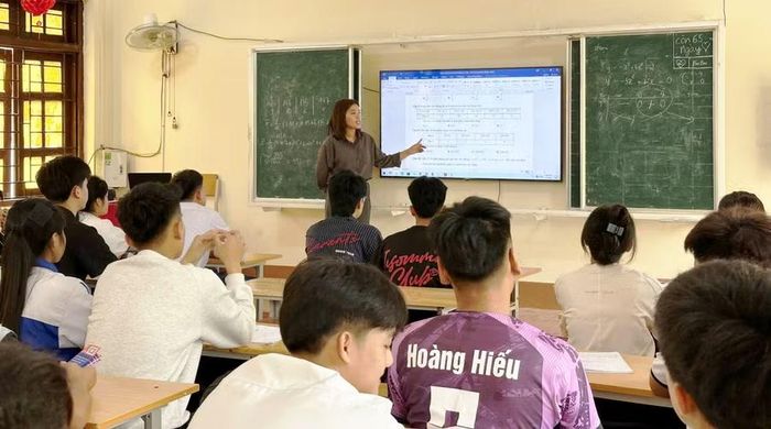 Cô và trò Trường THCS&THPT Bá Thước trong giờ ôn thi tốt nghiệp THPT tại trường. Ảnh: NTCC