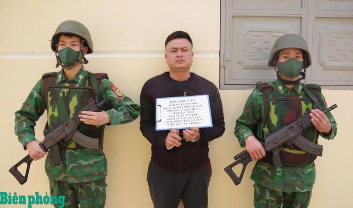 Đối tượng Ong Thế Văn bị lực lượng phòng, chống ma túy và tội phạm Bộ đội Biên phòng tỉnh Cao Bằng bắt giữ, khi đang thực hiện hành vi vận chuyển trái phép chất ma túy. Ảnh: Đơn vị cung cấp