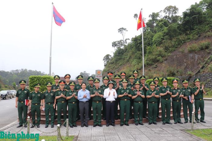 Đoàn công tác chụp ảnh lưu niệm tại cột mốc biên giới. Ảnh: Viết Lam