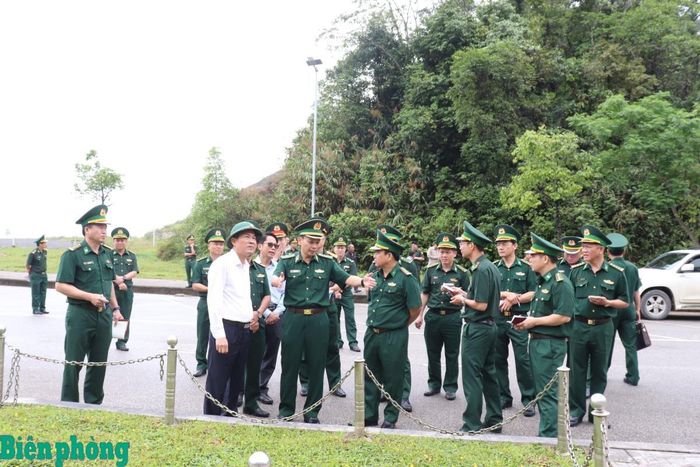 Đoàn công tác khảo sát tại khu vực cửa khẩu Thanh Thủy. Ảnh: Viết Lam