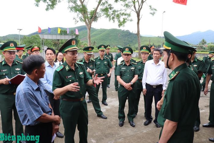 Đoàn công tác khảo sát khu vực tổ chức hoạt động sơ kết kết nghĩa cụm dân cư hai bên biên giới. Ảnh: Viết Lam
