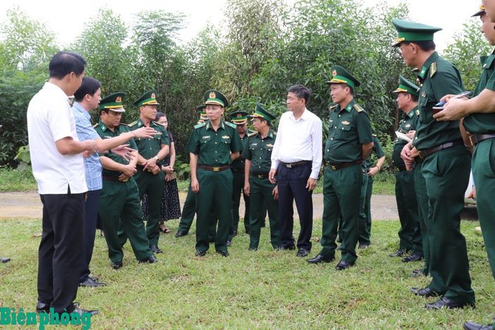 Đoàn công tác khảo sát khu vực Bộ Quốc phòng sẽ xây dựng công trình trường học tặng địa phương. Ảnh: Viết Lam