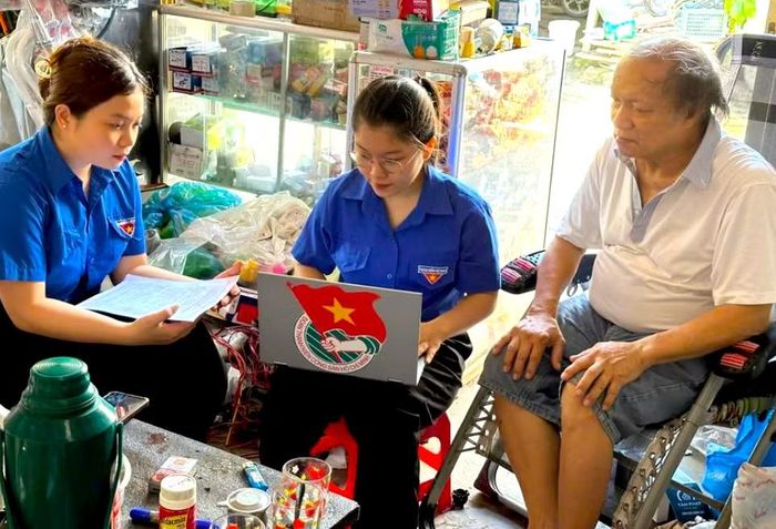 Đoàn viên thanh niên Gia Lai tích cực hỗ trợ người dân chuyển đổi số