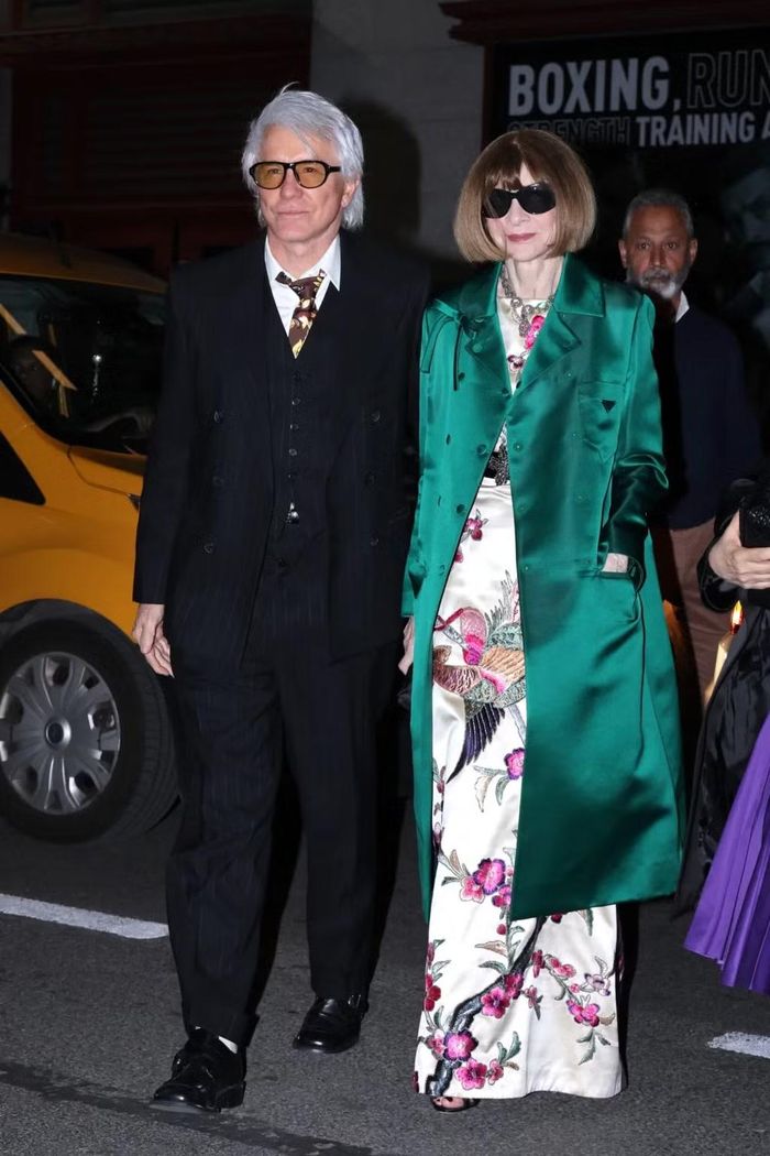 Nhà báo quyền lực Anna Wintour dự sự kiện cùng đạo diễn phim điện ảnh Baz Luhrmann. Trước bữa tiệc, truyền thông Mỹ xôn xao trước thông tin Jeff Bezos và Lauren Sánchez đã chi 10 triệu USD để tài trợ cho Met Gala 2026 với tư cách đồng chủ trì. Anna được cho là người đã thuyết phục đôi vợ chồng siêu giàu chi tiền cho "bữa tiệc thời trang" hoành tráng nhất năm. Ảnh: BackGrid