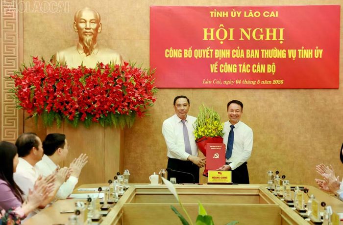  Ông Hoàng Giang - Phó Bí thư Thường trực Tỉnh ủy Lào Cai (bên trái) trao Quyết định và chúc mừng ông Vũ Quỳnh Khánh. 