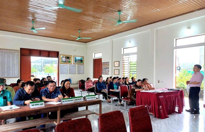Lãnh đạo Phòng giao dịch NHCSXH Quỳnh Lưu kiểm tra, nắm bắt tình hình hoạt động tại điểm giao dịch.