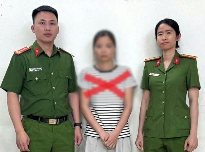 Văn Phòng Cơ quan CSĐT Công an thành phố phối hợp với Công an phường An Hải bắt đối tượng có hành vi làm giả 49 giấy chứng nhận quyền sử dụng đất để huy động góp vốn đầu tư bất động sản, lừa đảo chiếm đoạt 180 tỷ đồng.