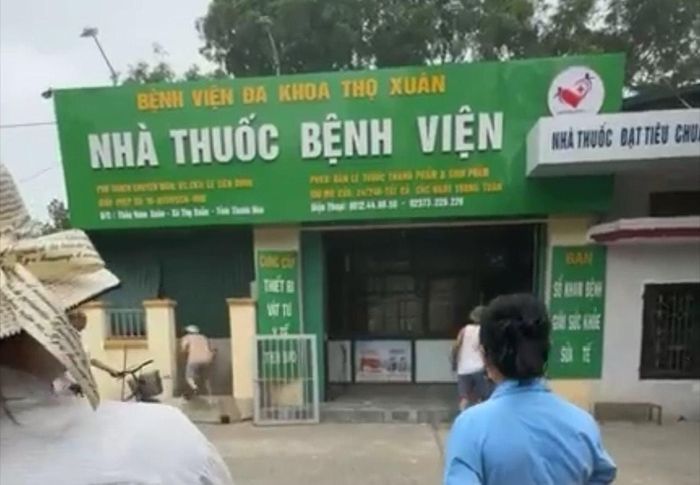Mọi người di chuyển tài sản ra ngoài khi phát hiện cháy