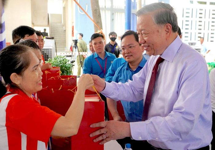 Tổng Bí thư, Chủ tịch nước Tô Lâm tặng quà động viên công nhân tại TP.HCM.